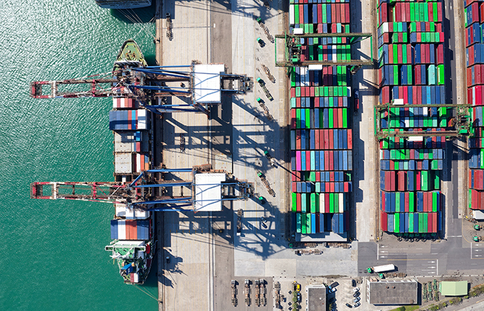 Loading of a cargo ship from above